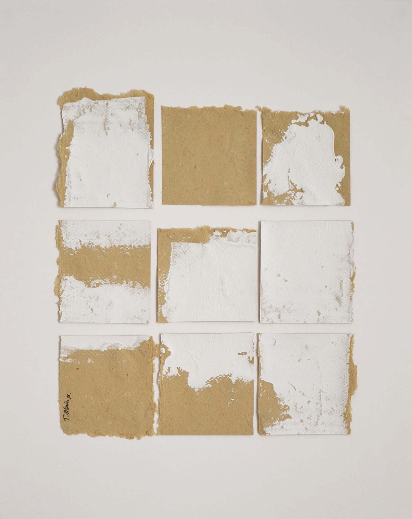 Vista frontal de la obra original "Deconstruyendo I" sin enmarcar. Composición de nueve fragmentos de papel artesanal ocre dispuestos en cuadrícula con manchas de pintura blanca. Detalle de bordes orgánicos y firma del artista en el cuadrante inferior izquierdo.