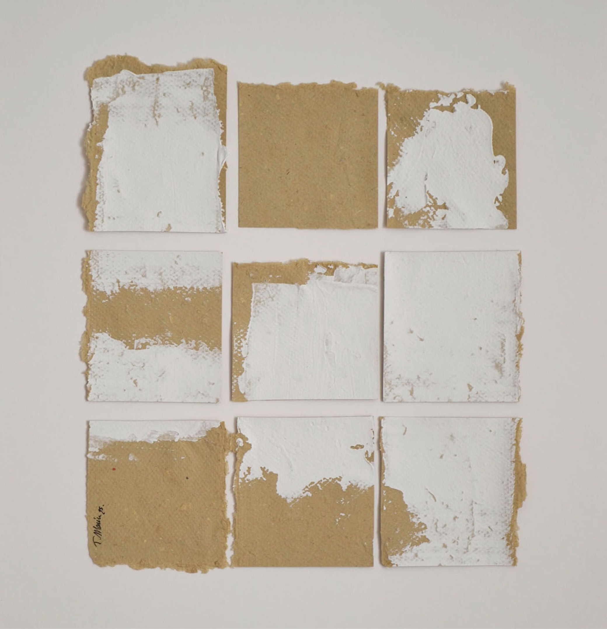 Vista frontal de la obra original "Deconstruyendo I" sin enmarcar. Composición de nueve fragmentos de papel artesanal ocre dispuestos en cuadrícula con manchas de pintura blanca. Detalle de bordes orgánicos y firma del artista en el cuadrante inferior izquierdo.