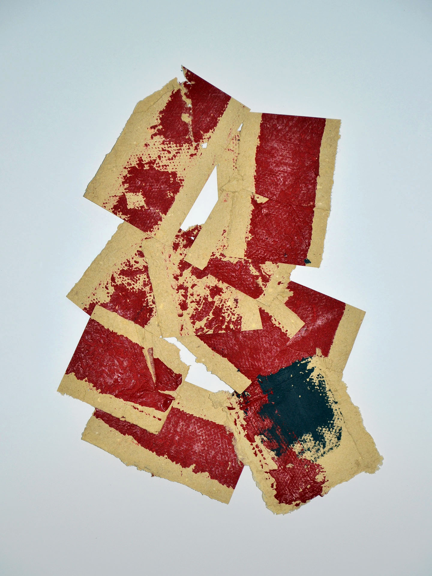 Vista detallada de la obra "Deconstruyendo II" sin marco. Composición de fragmentos de papel artesanal con texturas de pintura roja y negra sobre un fondo blanco puro, destacando el relieve matérico y el dinamismo de la serie Deconstruyendo.