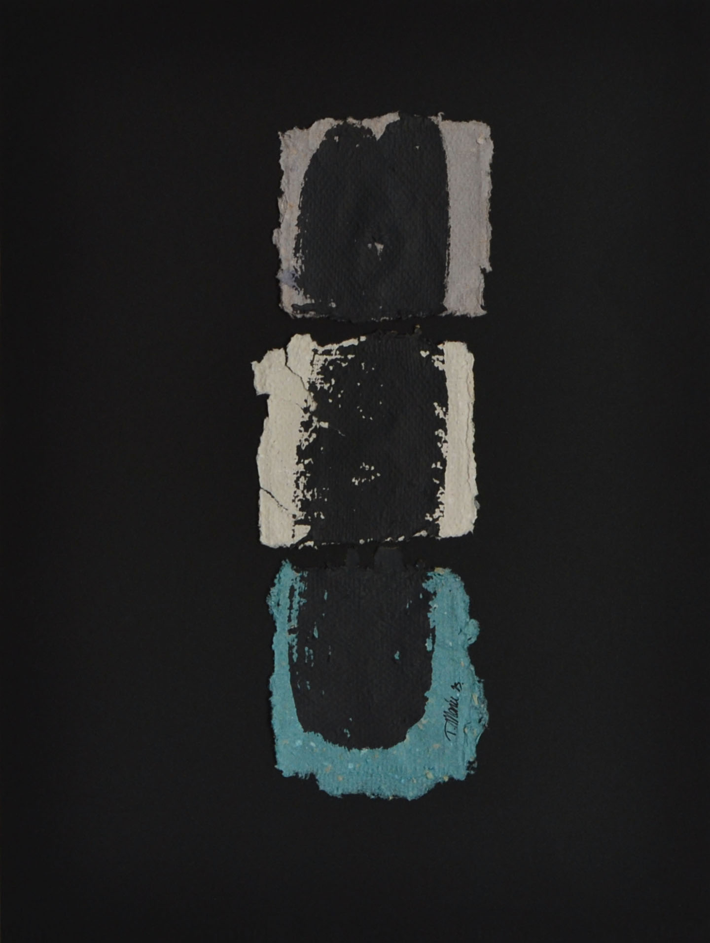 Vista frontal de la obra "Deconstruyendo III" sin marco. Composición vertical de tres fragmentos de papel artesanal en tonos gris, blanco y azul sobre un fondo negro profundo, destacando la firma del artista en la base y las texturas matéricas de cada pieza.
