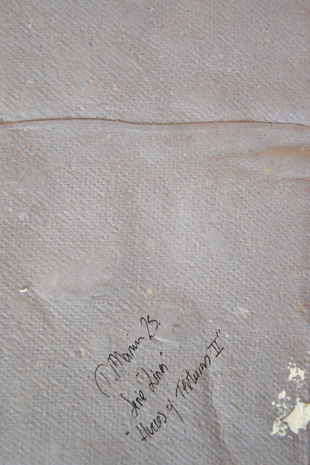 Primer plano de la obra "Huecos y Texturas II" de la serie Lines. Se aprecia la firma manuscrita del artista T. Marín sobre una superficie de papel gris con textura porosa y una fina línea incisa horizontal. Arte contemporáneo matérico en La Oculta Gallery.