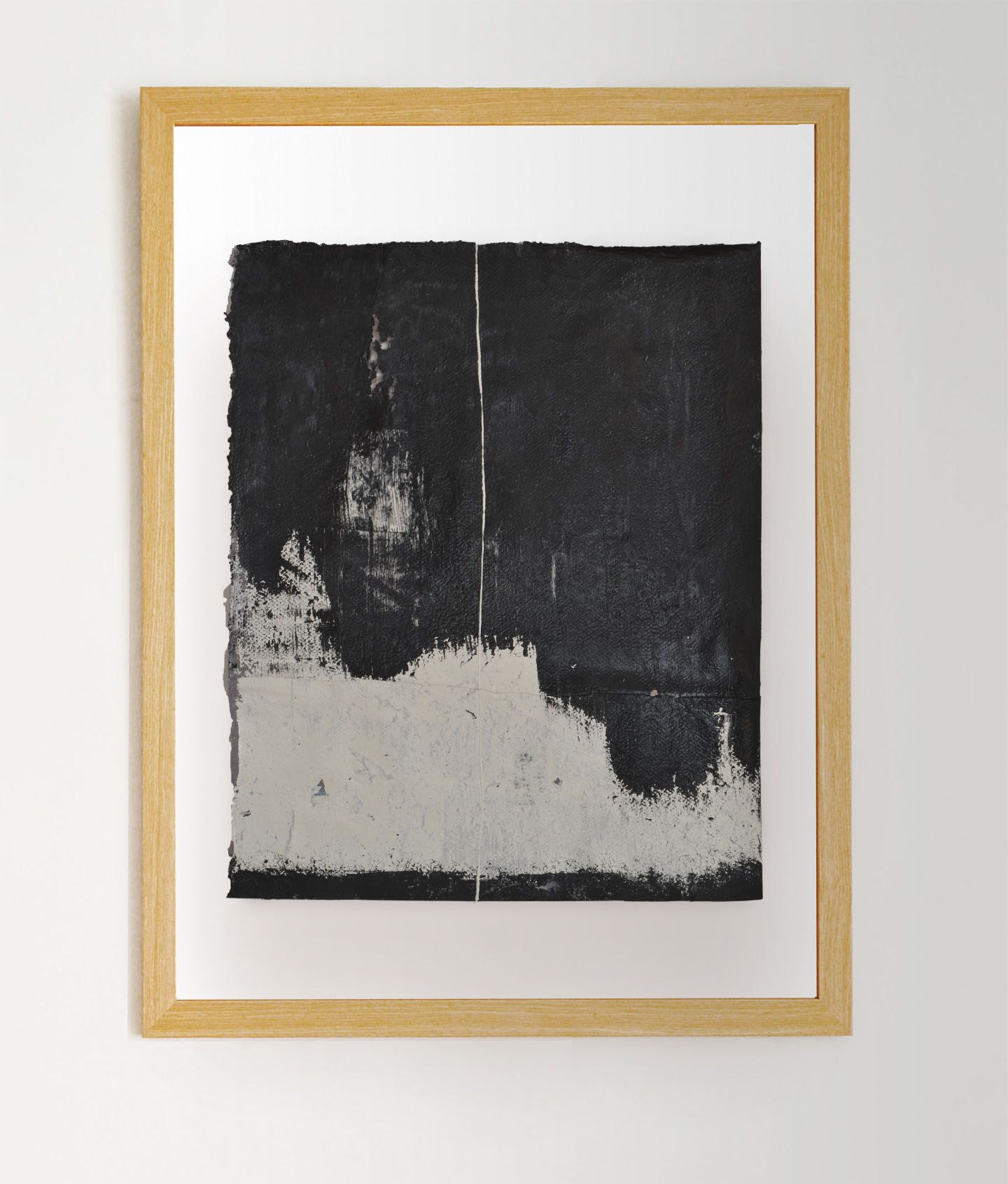 Obra original "Huecos y Texturas II" de la serie Lines expuesta en un marco de madera natural. Composición artística matérica en blanco y negro con una línea vertical central y texturas orgánicas en La Oculta Gallery.