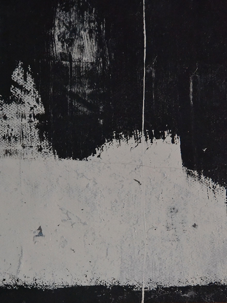 Primer plano detallado de la obra "Huecos y Texturas II" en La Oculta Gallery. Se observa el contraste entre la pintura negra texturizada y la base blanca, con una fina línea vertical incisa que define la composición matérica.