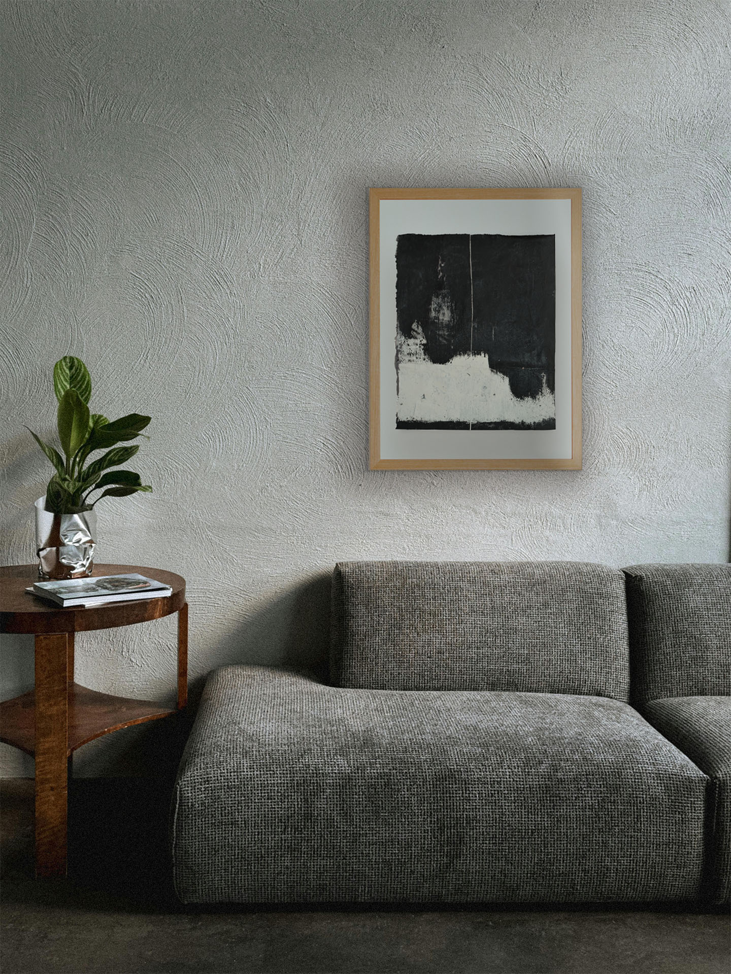 Decoración de salón contemporáneo con la obra "Huecos y Texturas II" de la serie Lines. Cuadro abstracto en blanco y negro enmarcado en madera clara sobre un sofá gris, resaltando una pared con textura de estuco artesanal en La Oculta Gallery.