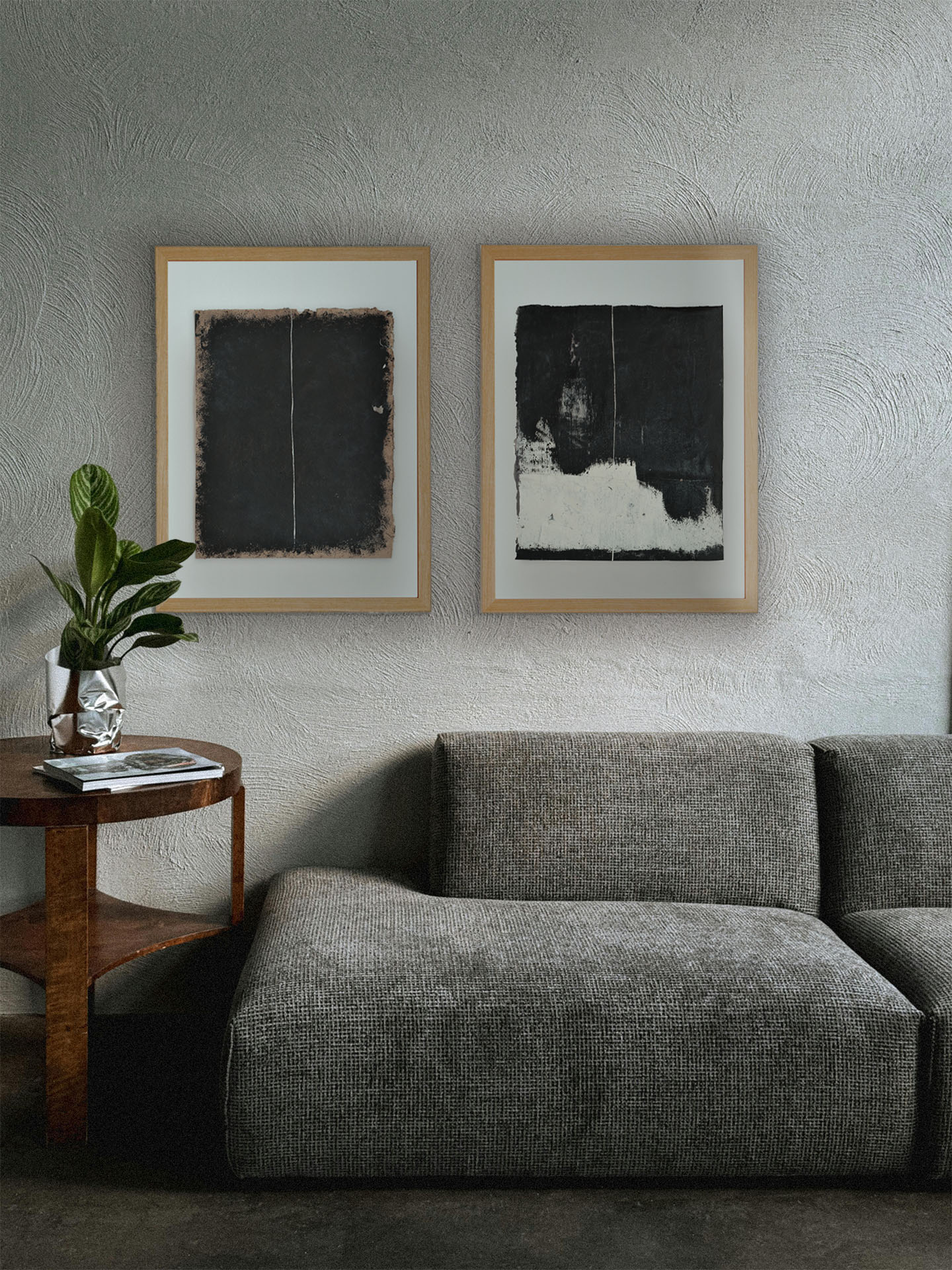 Díptico de arte contemporáneo con las obras Huecos y Texturas I y II. Conjunto minimalista en negro y blanco expuesto en un salón con pared de estuco y mobiliario de diseño.