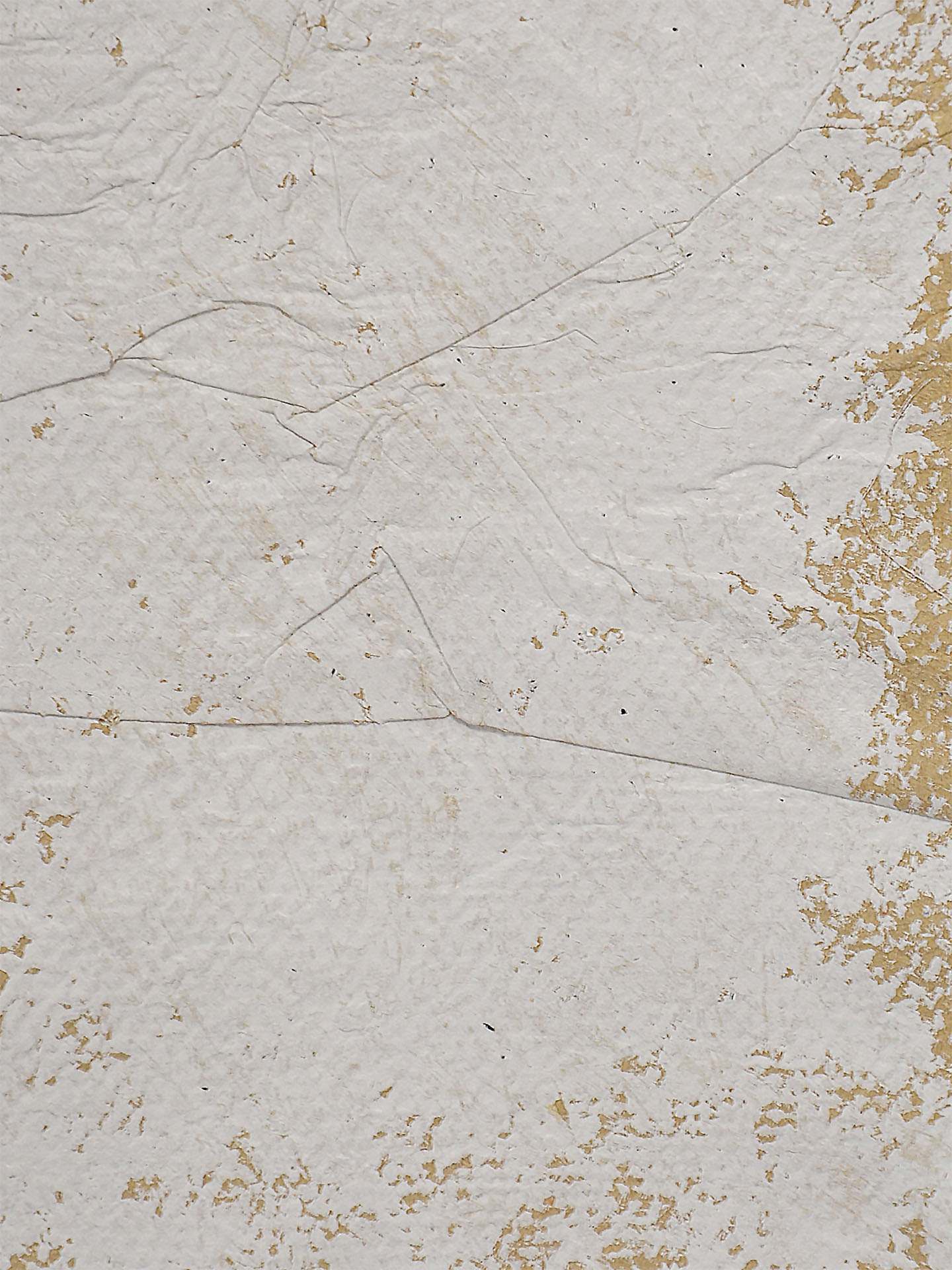 Primer plano macro de la superficie matérica de la obra "Plegando mi realidad". Se aprecian las grietas rítmicas de la pátina blanca sobre el papel arrugado y el fondo ocre, resaltando la textura táctil y la fragilidad del material en La Oculta Gallery.
