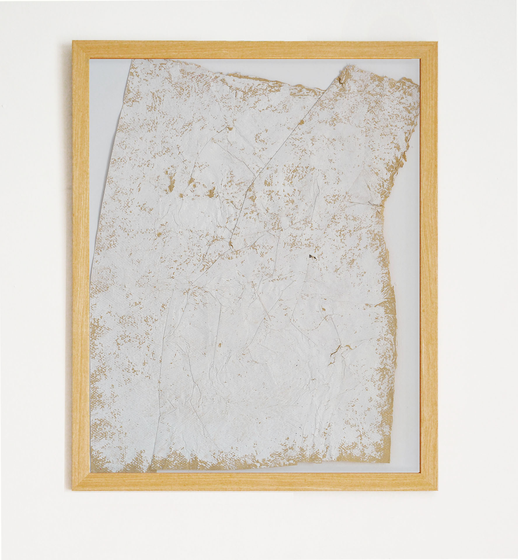 Obra original Plegando mi realidad de la serie Lines 2025. Composición minimalista sobre papel arrugado con textura matérica y marco de madera clara. Disponible en La Oculta Gallery.